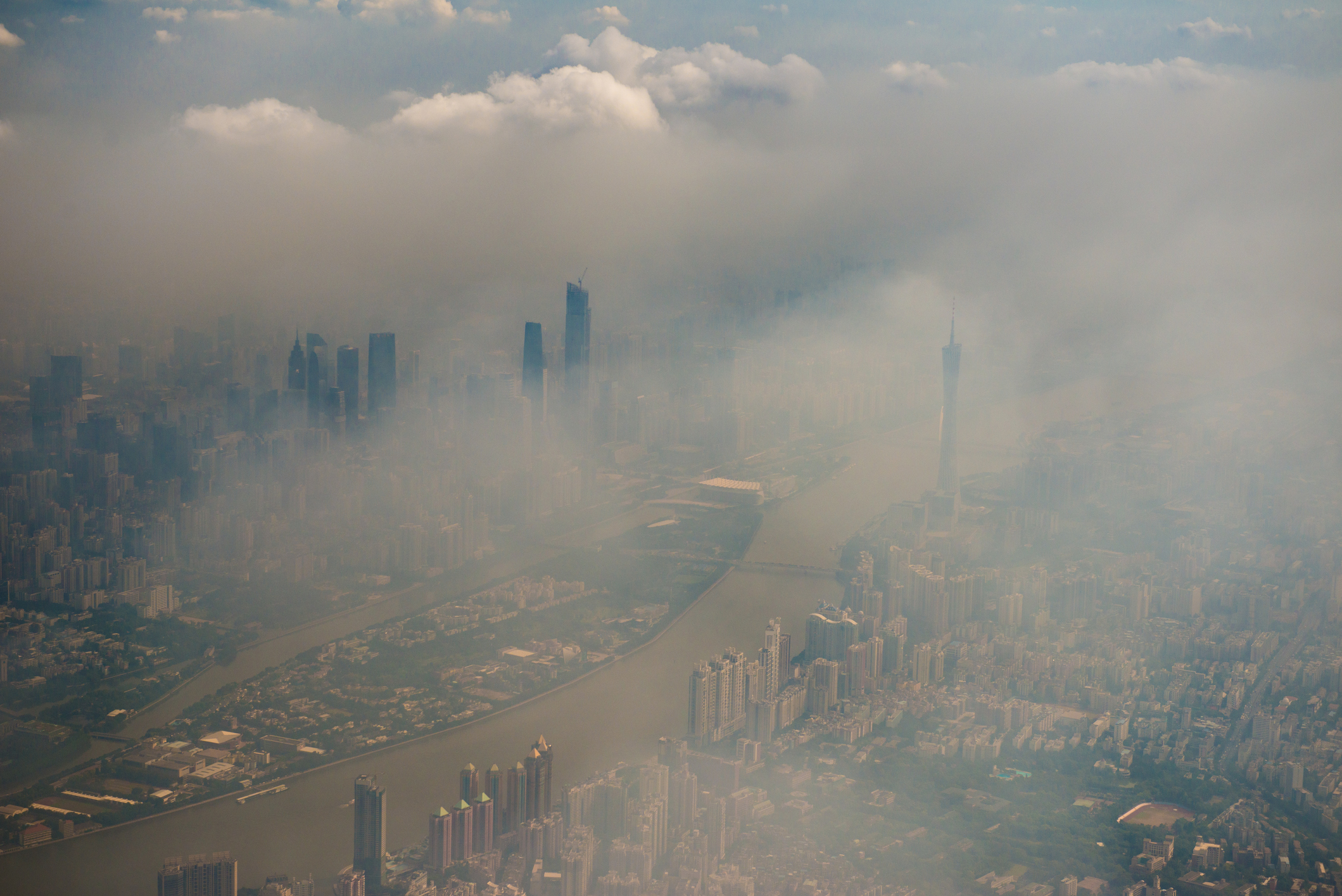 Сити смок. Фотохимический туман (смог). Линьфэнь Китай. Загрязнение воздуха в городе. Смог над городом.